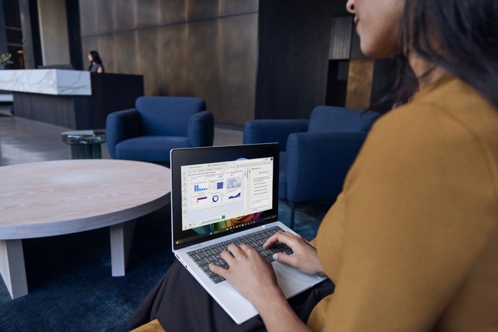 Asmuo, dirbantis su HP EliteBook X G2 nešiojamuoju kompiuteriu