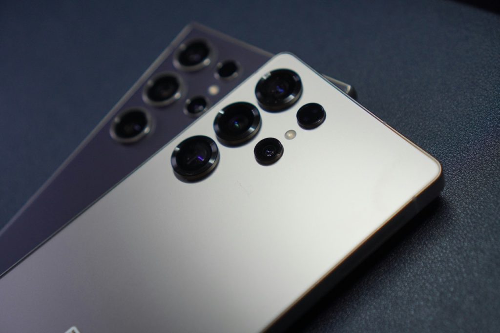 2 S25 Ultras sukrauti vienas ant kito