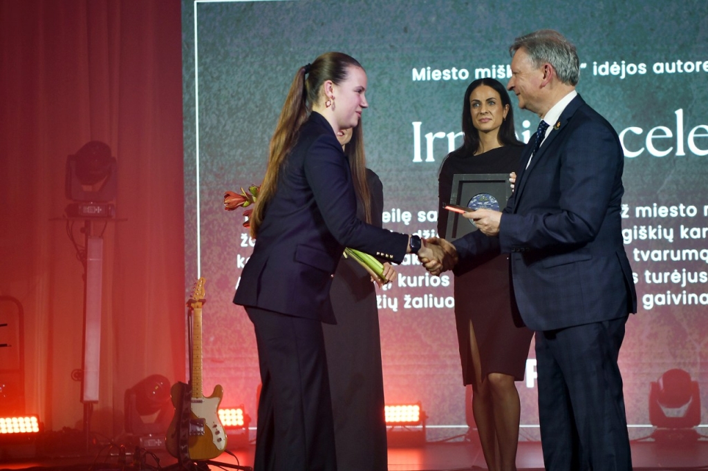 Savivaldybės meras Audrius Klišonis Mero padėkos vakaro apdovanojimą įteikė Irmai Mecelei