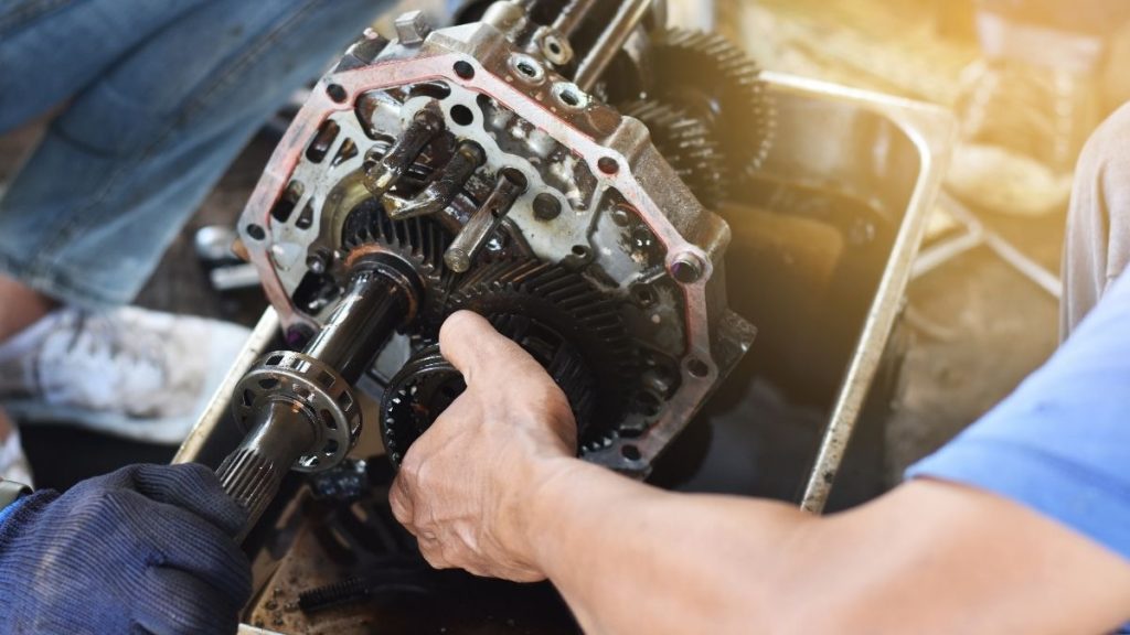 Ar elektromobiliai turi transmisijos sistemą_ greičių dėžę (1)