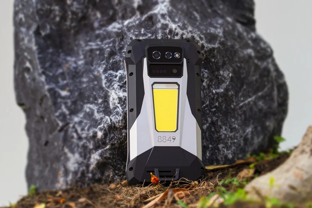 Telefonas remiasi į akmenį