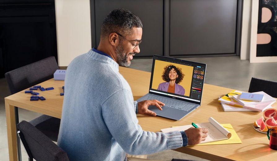 Asmuo, dirbantis su vivobook S16