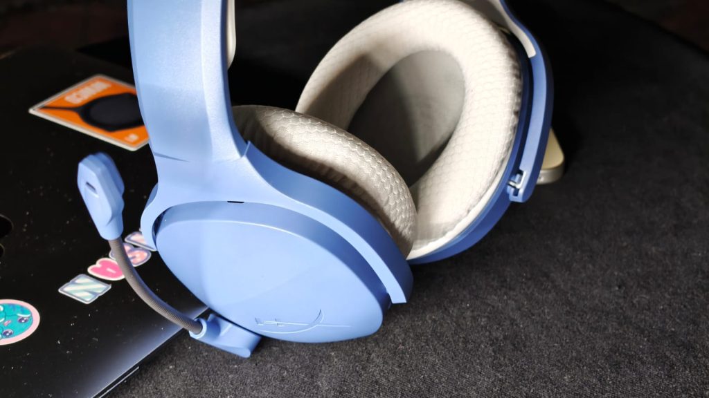 HyperX Cloud Jet Dual Wireless sėdi vertikaliai