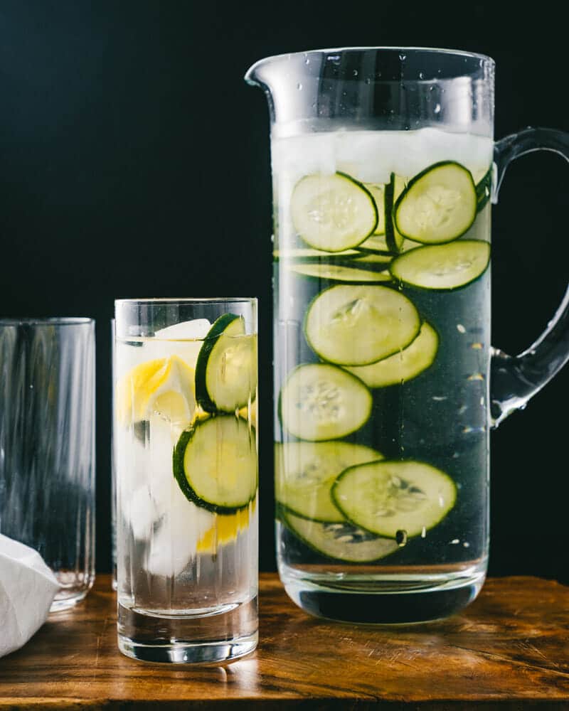 Agurkų vanduo ąsotyje.