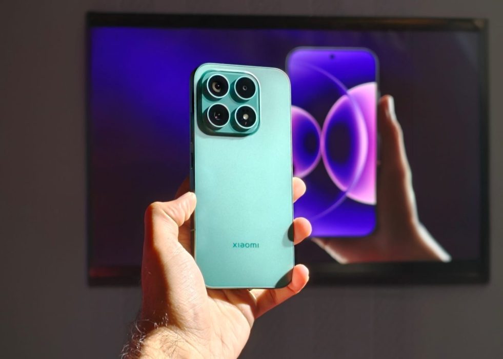 Asmuo, laikantis „Xiaomi 17“.