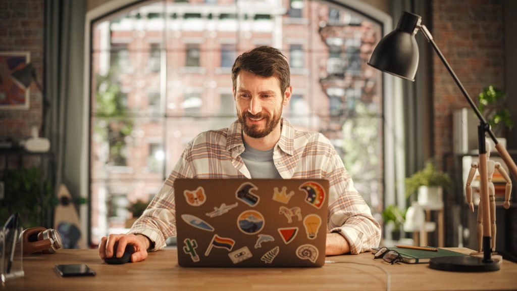 Verslo savininkas galvoja apie prekės ženklo balso ypatybes, įskaitant jo spektrą, žalios šviesos žodžius ir asmenybę