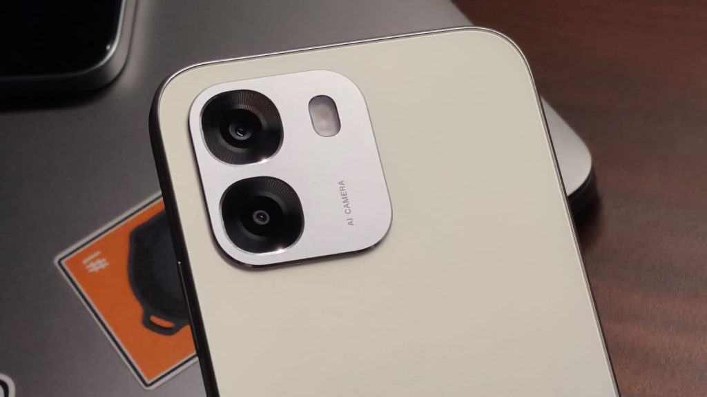 Iš arti esančios kameros ant kameros modulio