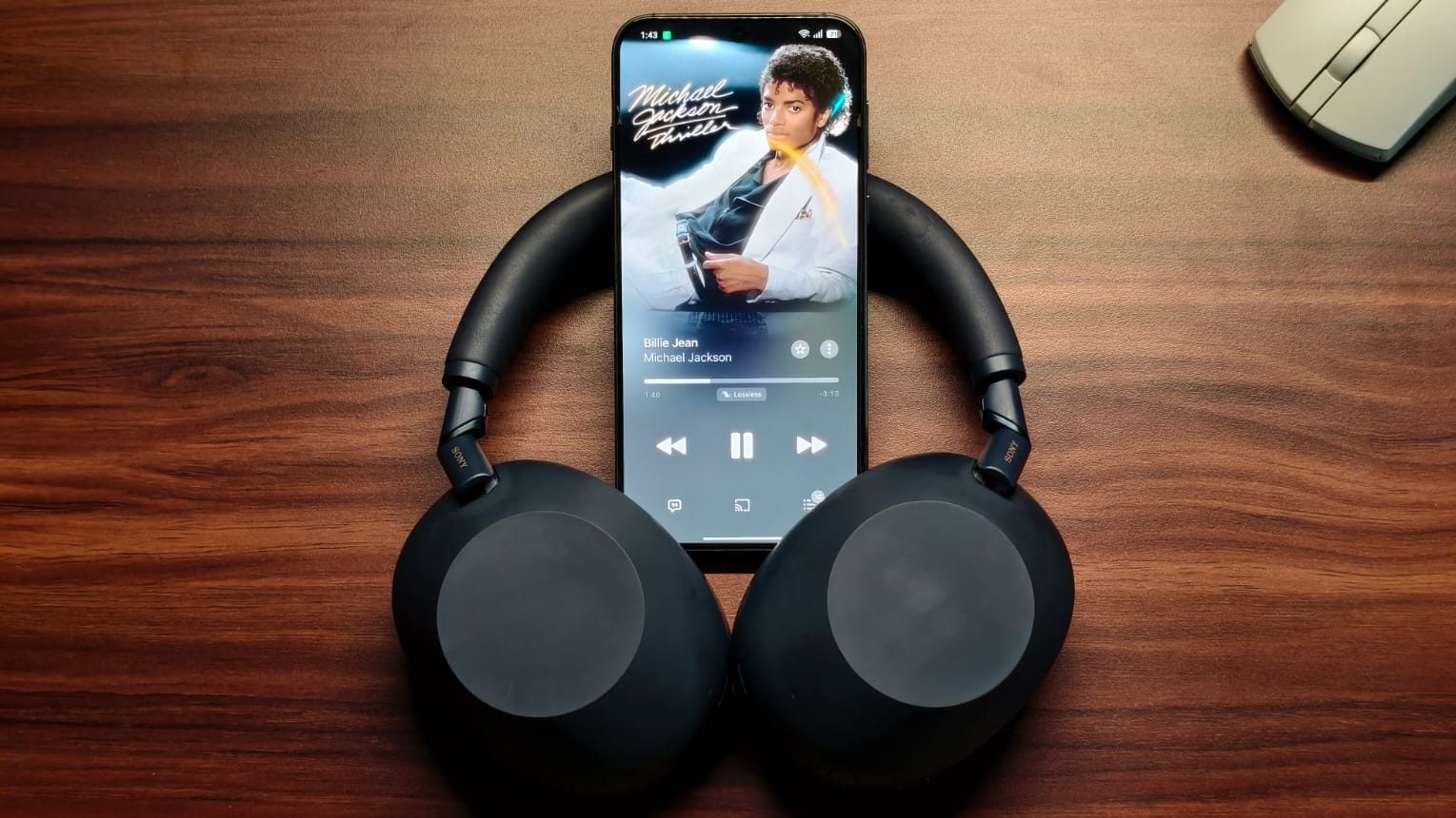 Billie Jean žaidžia telefonu