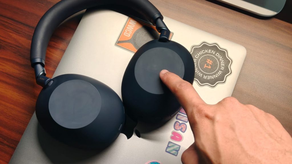 Asmuo, paliečiantis valdymo jutiklinį paviršių ant XM6