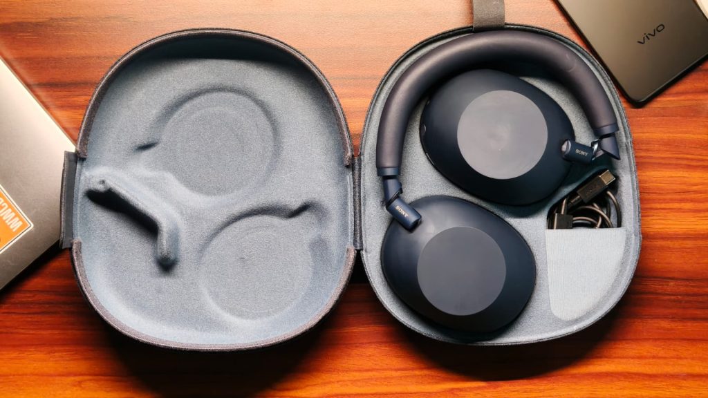 Sony XM6 guli jų dėkle