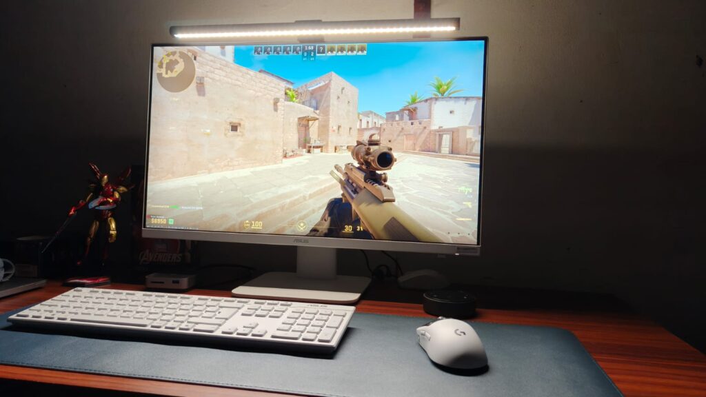 Žmogus, žaidžiantis „Logitech Pro X2 Superstrike“.