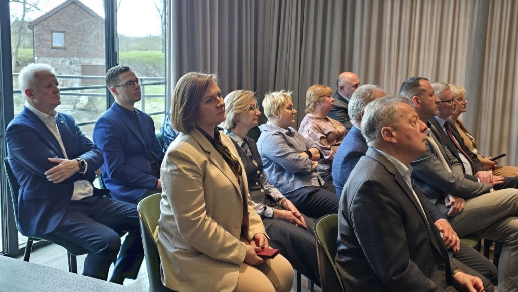 Plungės ligoninės direktorius Remigijus Mažeika ir konferencijos dalyviai