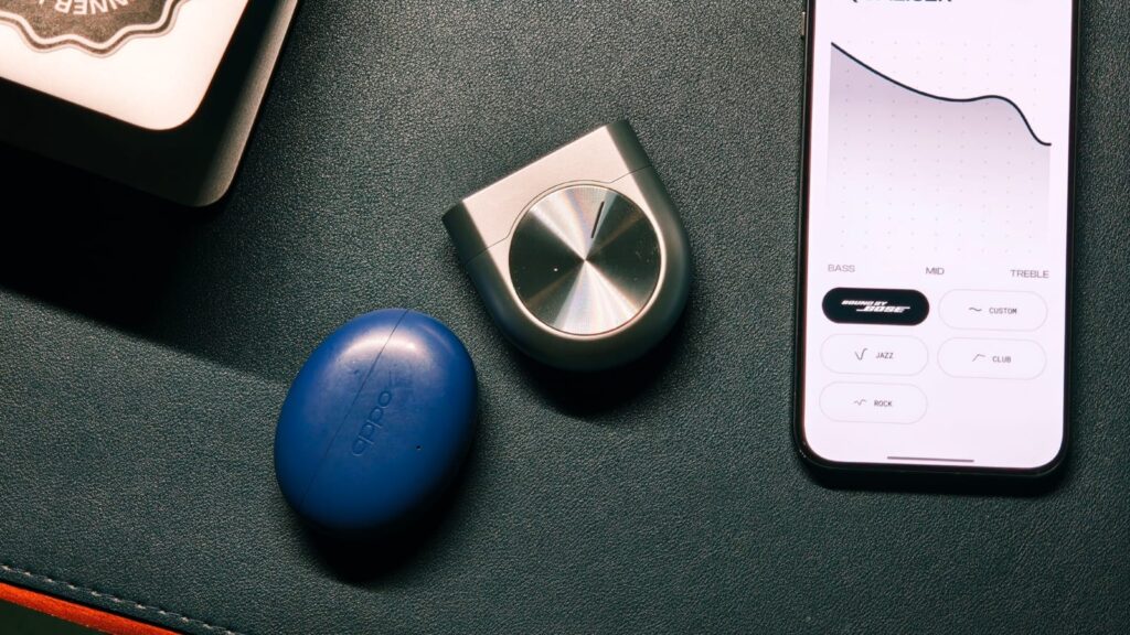 Šalia Noise Master Buds 2 su įprastomis ausinėmis