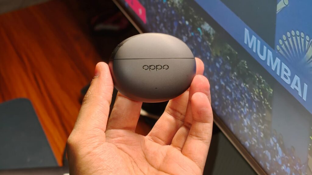 Asmuo, laikantis OPPO Enco Air 5 Pro