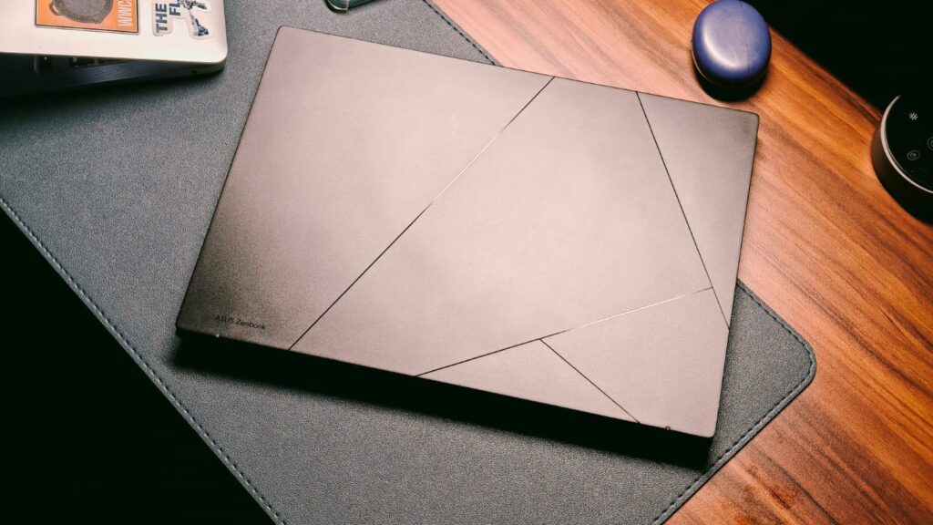 ZenBook 14 uždarytas ant stalo